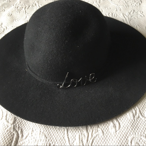 BCBGeneration Accessories - BCBG black wool hat women Love hardware adjustable BCBGeneration Accessories - BCBG black wool hat women Love hardware adjustable